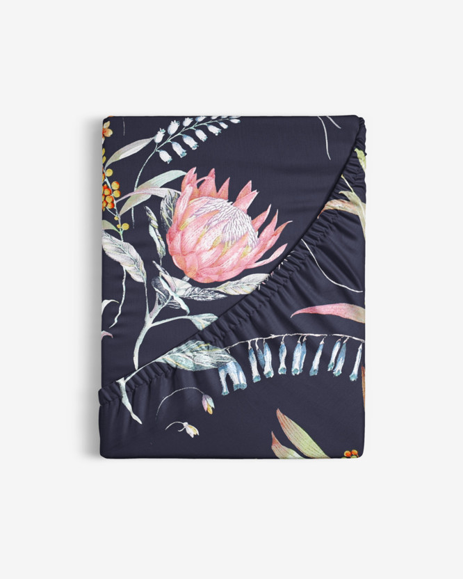 Pamut körgumis lepedő - színes virágok sötétkék alapon