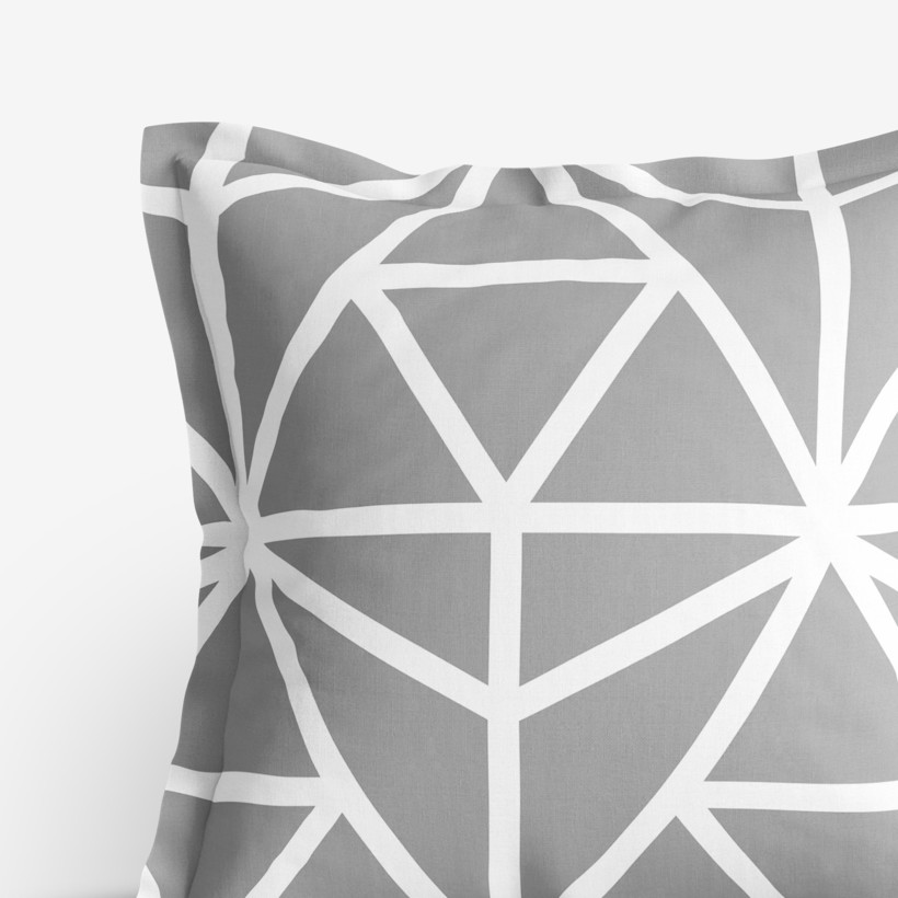 Pamut párnahuzat dekoratív szegéllyel - fehér geometriai alakzatok szürke alapon