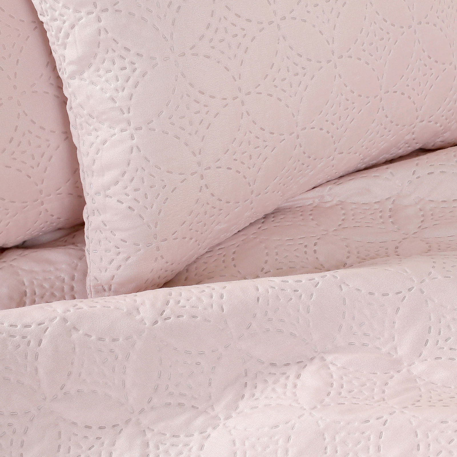 Ágytakaró - ornamentek rózsaszín-krémszínű alapon