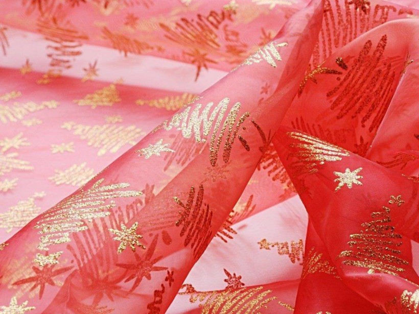 Piros dekoratív organza karácsonyi motívumokkal - Aranyszínű karácsonyfák
