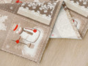 Karácsonyi dekoratív asztali futó - hóemberek