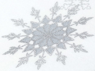 Exkluzív karácsonyi pamut asztalterítő - ezüst hópihék fehér alapon