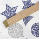 Karácsonyi dekoratív anyag VERONA - Kék és ezüstszínű karácsonyi szimbólumok fehér alapon - szélesség 140 cm