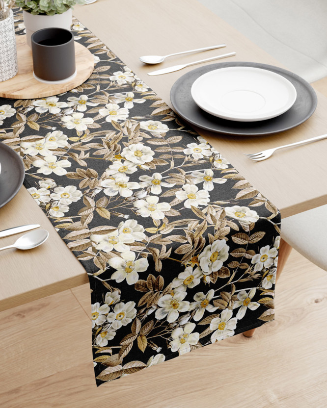 Dekoratív asztali futó LONETA - virágmintás fekete alapon
