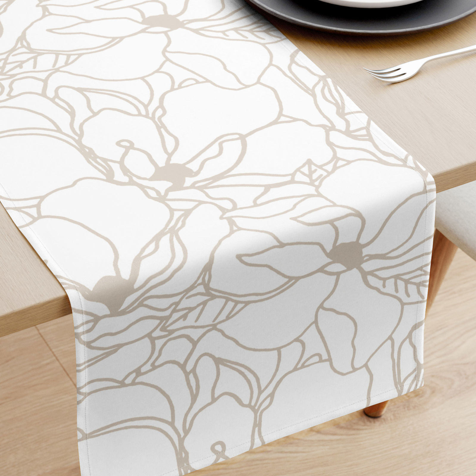 Pamut asztali futó - világos bézs virágok fehér alapon